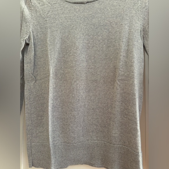 GAP 100% Merino Wool Light Gray Crew Neck Sweater - Women’s XS - Picture 5 of 7